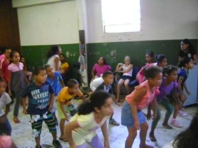 Turma do sase em atividade de dança